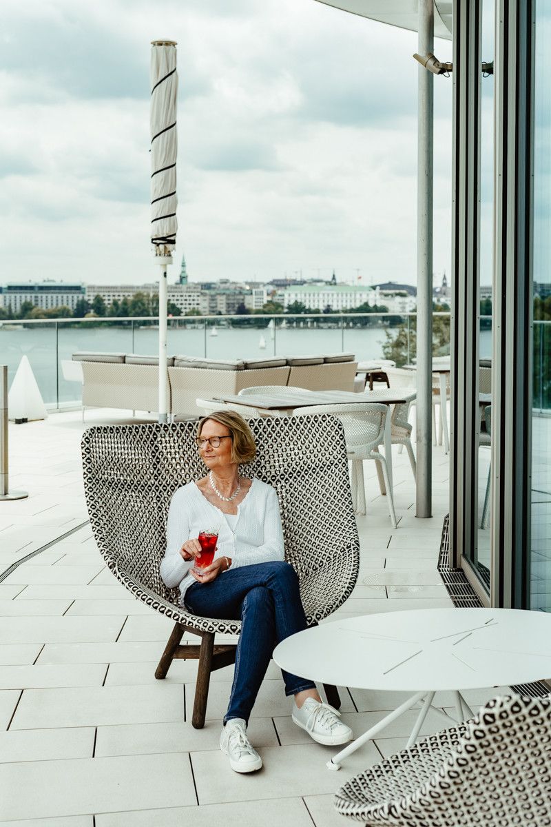 Bild 4: an der Hotelbar mit Kirsten Boie