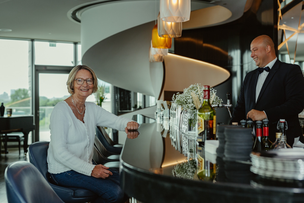 Bild 2: an der Hotelbar mit Kirsten Boie