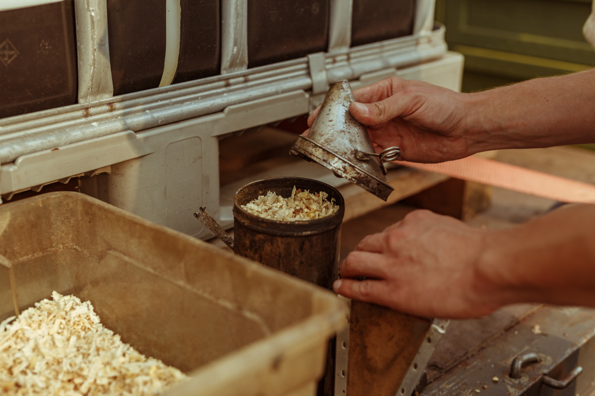 Bild 7: beekeeping
